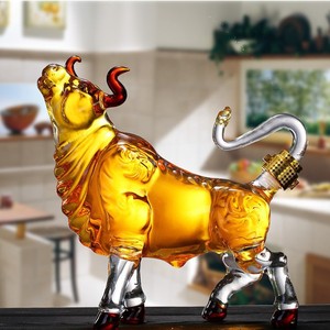 Decantador de Brandy de Vidrio Hecho a Mano Personalizado con Forma de Buey - Product Image 1