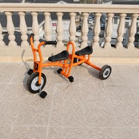 Équipement de terrain de jeux commercial, tricycle à pousser double en métal pour enfants de maternelle