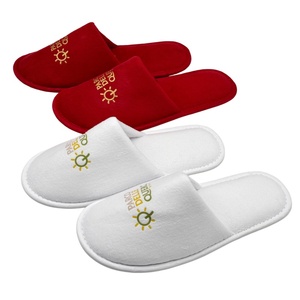 Chaussons d'hôtel de luxe personnalisés avec logo, en velours, doux et confortables, semelle antidérapante en EVA, bout fermé, pour spa, couple, rouge et blanc - Product Image 1