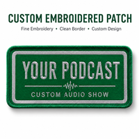 Badge rectangulaire personnalisé OEM brodé avec logo texte et onde sonore pour podcasts, idéal pour vêtements, chapeaux et sacs
