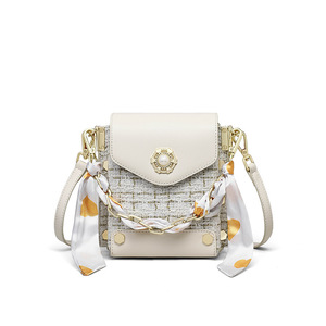 Sac bandoulière personnalisé en cuir synthétique – Design texturé tressé avec fermoir floral perlé et attache en foulard de soie | Une fusion de charme romantique - Product Image 1