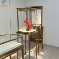 Moderne Luxus-Schmuckvitrine mit Goldmetallkonstruktion und LED-Beleuchtung für Einkaufszentren und Einzelhandelsgeschäfte - Umweltfreundlich & Langlebig