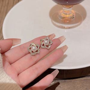 High-End S925 Silver Needle Diamond-Studded Flower Pearl <b>Stud</b> <b>Earrings</b> for Women Light Luxury Gold Plated Alloy Online Exclusive - Product Image 4