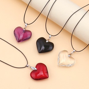 Collier avec pendentif en verre en forme de cœur pour femmes, bijoux de fête, design minimaliste, options de couleurs noir, rouge, violet, transparent - Product Image 1