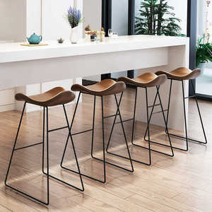 Chaise haute de bar moderne pour la maison et le restaurant Cadre en fer élégant et tabouret de salle à manger simple en bois et cuir d'origine - Product Image 4