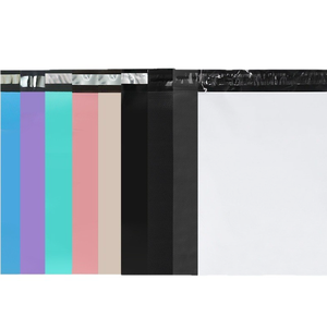 Белые прочные самоклеящиеся одноразовые экологичные биоразлагаемые полиэтиленовые конверты для экспресс-доставки обуви и меха - Product Image 1