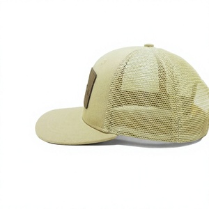 Casquette de camionneur pour adulte à 6 panneaux avec patch en cuir personnalisé et dos en maille confortable, idéale pour les activités de plein air et le style décontracté, fabriquée dans une usine au Vietnam - Product Image 4