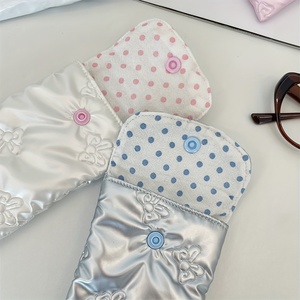 Étui à lunettes matelassé en satin avec <span class=keywords><strong>broderie</strong></span> cœur, étui de protection pour lunettes avec faible MOQ pour les voyages, pochette à lunettes d'été - Product Image 6