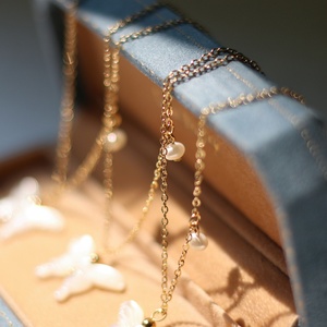 สร้อยคอจี้ผีเสื้อมุกน้ำจืดธรรมชาติพร้อมสายสแตนเลสสตีลแบบเรียบหรู - Product Image 5