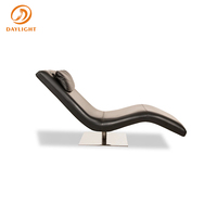 Fauteuil lounge minimaliste en cuir avec base en métal chromé poli, design suspendu, fauteuil d'appoint marron pour un style contemporain