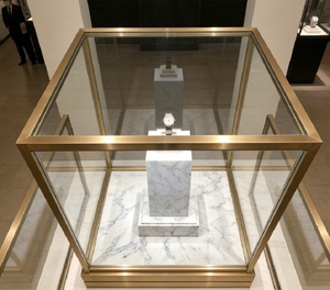 Espositore per Orologi di Lusso Personalizzato, Piedistallo in Marmo Bianco Premium e Cornice in Acciaio Inossidabile Dorato - Product Image 3