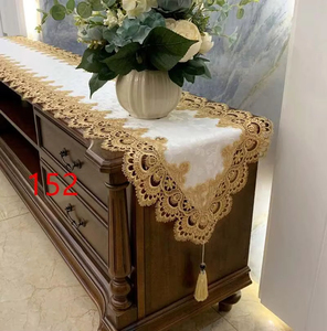 Chemin de table en dentelle soluble dans l'eau, blanc, avec découpe florale ajourée et pompon décoratif pour meuble TV ou console - Product Image 2