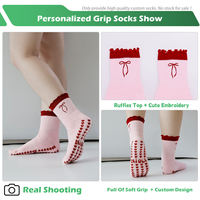Chaussettes de Pilates personnalisées avec logo unique, volants et nœud brodé rose, antidérapantes, respirantes et absorbant la transpiration pour femmes