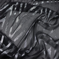 Westlicher Glänzender Trendiger Seiden-Metallic-Stoff Lurex Silber V Schwarzer Grundstoff Wunderbar für Rock Hose Hemd