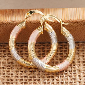 Orecchino a clip in metallo a tre colori con texture lineare, gioiello elegante e minimalista, stile moderno - Product Image 2
