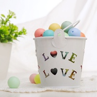 Mini seau en fer blanc ajouré avec poignée, idéal comme cadeau ou bonbonnière pour la mariée et le marié, pour la décoration de mariages, de la Saint-Valentin et de fêtes