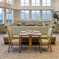 Ensemble de canapés et chaises en tissu vert clair sur base en bois de style minimaliste moderne, table à plateau en bois pour hôtel, café, restaurant, salon de thé
