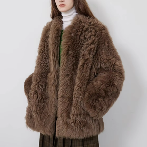 Cappotto invernale da donna in tinta unita all'ingrosso Tuscan mezzo rullo in tessuto leggermente rivestito in montone con fodera in Shearling - Product Image 1