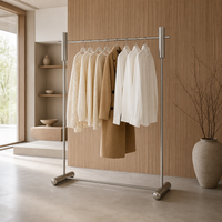 Porte-vêtements simple en acier inoxydable brossé, avec barre de base stabilisatrice et joints soudés sans couture, personnalisable OEM/ODM pour boutique de vêtements