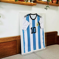 Vitrine moderne pliable en acrylique de 3 mm pour maillots, personnalisable, avec protection anti-poussière, murale, montage facile pour vêtements de sport