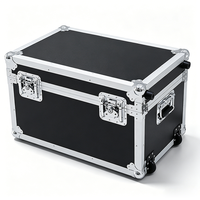 Valise de transport noire en aluminium sur mesure avec roulettes intégrées, poignée télescopique, fermoirs papillon et mousse EVA personnalisée, valise à roulettes