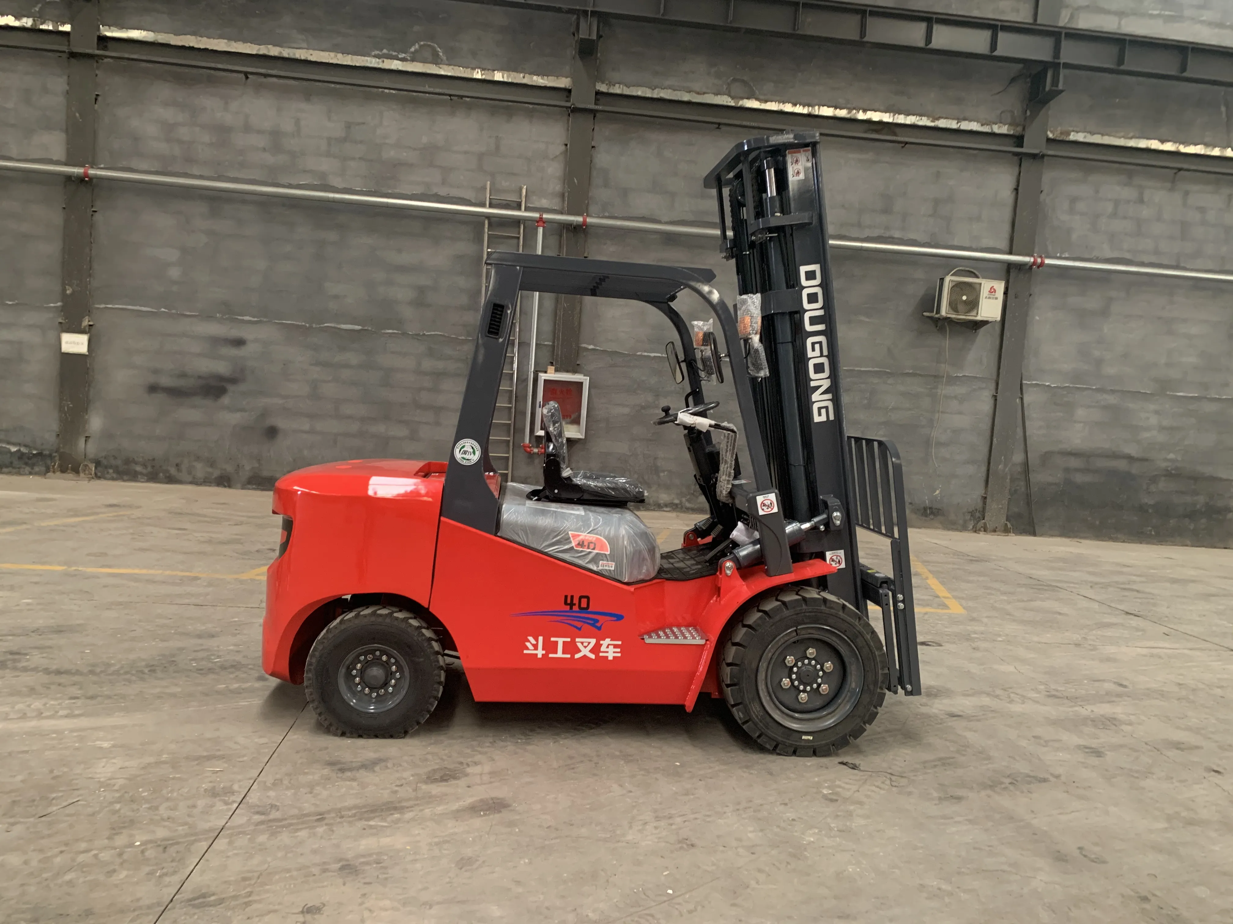 High quality and latest design diesel forklifts 3 ton forklift with battery charger electric four wheel vehicle made in China