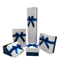 Boîte cadeau écologique recyclable bleu foncé et blanc avec nœud en ruban, couvercle et base, pour vêtements et foulards, finition mate, vente en gros