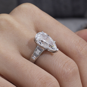 Bague de fiançailles Messi Jewelry MSR-1721 en or 14 carats avec diamant de laboratoire IGI en forme de poire et diamants baguette sur les côtés - Product Image 4