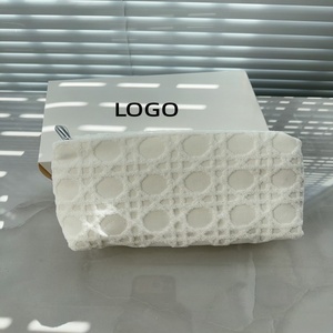 Sac de maquillage en tissu éponge léger, doux au toucher et à excellente absorption d'eau - Product Image 2