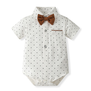 Catpapa En gros Ensemble 3 pièces pour bébé garçon, style gentleman, comprenant une barboteuse à imprimé croisé, une nœud papillon et un short à bretelles rayé, pour mariage et cérémonie - Product Image 3