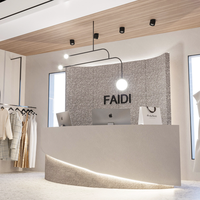 Étagères suspendues en métal personnalisées tendance pour vêtements féminins, présentoir de vêtements sur mesure avec design intérieur pour magasin de vêtements