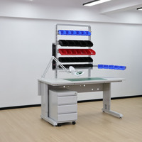 Mesa de Trabajo ESD DETALL con Altura Ajustable, Diseñada para el Ensamblaje de Semiconductores, con Panel Perforado y Compartimentos para Componentes