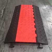 Nouvelle conception de protège-câble en plastique rouge et noir, avec verrouillage en caoutchouc, 5 canaux