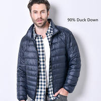 Vente en gros Vestes d'hiver à capuche en nylon noir avec logo personnalisé en plumes de canard chaudes et légères pour l'extérieur Vestes d'hiver rembourrées en duvet pour hommes