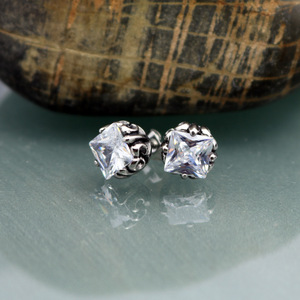 Pendientes de tuerca Yunnique con circonita negra geométrica y engaste de garra, accesorio de moda. - Product Image 2