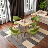 Petite table à manger carrée moderne en bois pour les salons de réception, les négociations, les salons de desserts ou de thé au lait dans les petits appartements
