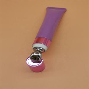 Tube cosmétique de crème pour les yeux en stock Tube souple en PE D18 de 20ml <span class=keywords><strong>avec</strong></span> applicateur de <span class=keywords><strong>massage</strong></span> Couvercles en argent en alliage de zinc Emballage de tube de crème pour les yeux - Product Image 2