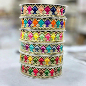 Encaje con Bordado Geométrico Kashmiri Phulkari, Multicolor, con Hilo de Diamantes - Product Image 1