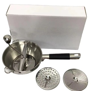 <span class=keywords><strong>Moulin</strong></span> de cuisine en acier inoxydable avec 3 tailles de broyage pour écraser râper les fruits et <span class=keywords><strong>légumes</strong></span> manche en caoutchouc de silicone - Product Image 1