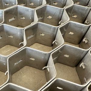 내화성 용접 스테인리스 스틸 와이어 헥스메쉬 48mm 메쉬 사이즈 더블 클렌치 본딩 홀 헥스메탈 주조로용 도매 - Product Image 2