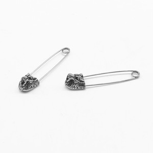 Yunnique Boucles d'oreilles pendantes en forme d'animal, design tête de loup en acier titane, bijoux de fête pour hommes et femmes - Product Image 4