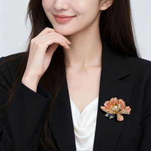 Broche de Flor de Peonía de Lujo al por Mayor, Chapado en Oro Real, de Alta Calidad, con Esmalte y Perlas Simuladas de Cristal CZ - Product Image 2