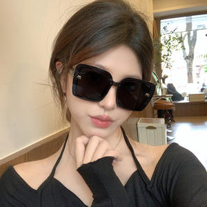 Lunettes <span class=keywords><strong>de</strong></span> <span class=keywords><strong>soleil</strong></span> carrées tendance pour femmes, montures élégantes noires <span class=keywords><strong>de</strong></span> haute qualité avec paillettes, protection UV400 anti-ultraviolet pour femmes - Product Image 4