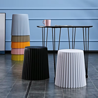 Tabouret en plastique de style nordique pour la maison, tabouret de balcon et de salle de bain, chaise de salle à manger d'Europe du Nord, panier de rangement en plastique