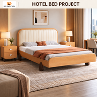 Lit d'hôtel avec cadre en bois massif, grain de bois naturel, design moderne et stable pour hôtel, appartement, chambre d'hôtes