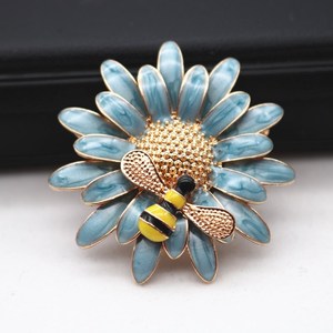 Blazer de mujer, joyería de cristal, esmalte duro, broche de abeja miel con pequeña flor, insignia de diseño, pin de solapa en bolsas - Product Image 5
