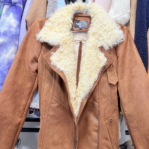 Fardos <span class=keywords><strong>de</strong></span> Ropa Usada al por Mayor <span class=keywords><strong>de</strong></span> Tiendas <span class=keywords><strong>de</strong></span> <span class=keywords><strong>Segunda</strong></span> <span class=keywords><strong>Mano</strong></span>, Chaquetas <span class=keywords><strong>de</strong></span> Mujer Gruesas para Invierno, Abrigos Forrados <span class=keywords><strong>de</strong></span> Piel, Estilos Variados - Product Image 1