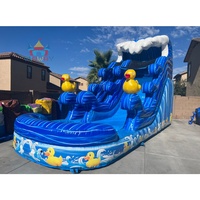 Toboggan aquatique gonflable à thème vague bleue marbrée, avec décor de canard jaune - Amusement aquatique pour enfants en plein air dans la cour
