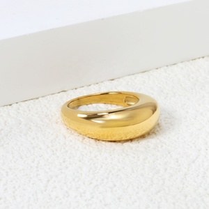 Anillo de Acero Inoxidable con Baño de Oro 18k PVD, Diseño de Corazón, Resistente al Agua, Pulido de Alto Brillo, Antideslustre, Moderno y Elegante - Product Image 4