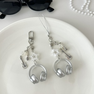 Llavero de acrílico estilo punk con dije de guitarra pequeña, llavero de micrófono de moda para mujeres, hombres y fanáticos de la música, regalo - Product Image 4